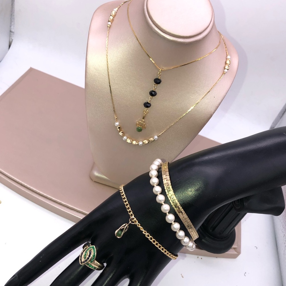 GOLD ON EMERALD GOLD ON ONYX GOLD ON FW PEARLS
